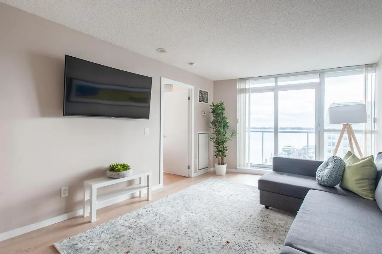 Right By The Lake Downtown Condo, 1 Bedroom, 1 Free Parking Toronto Canada