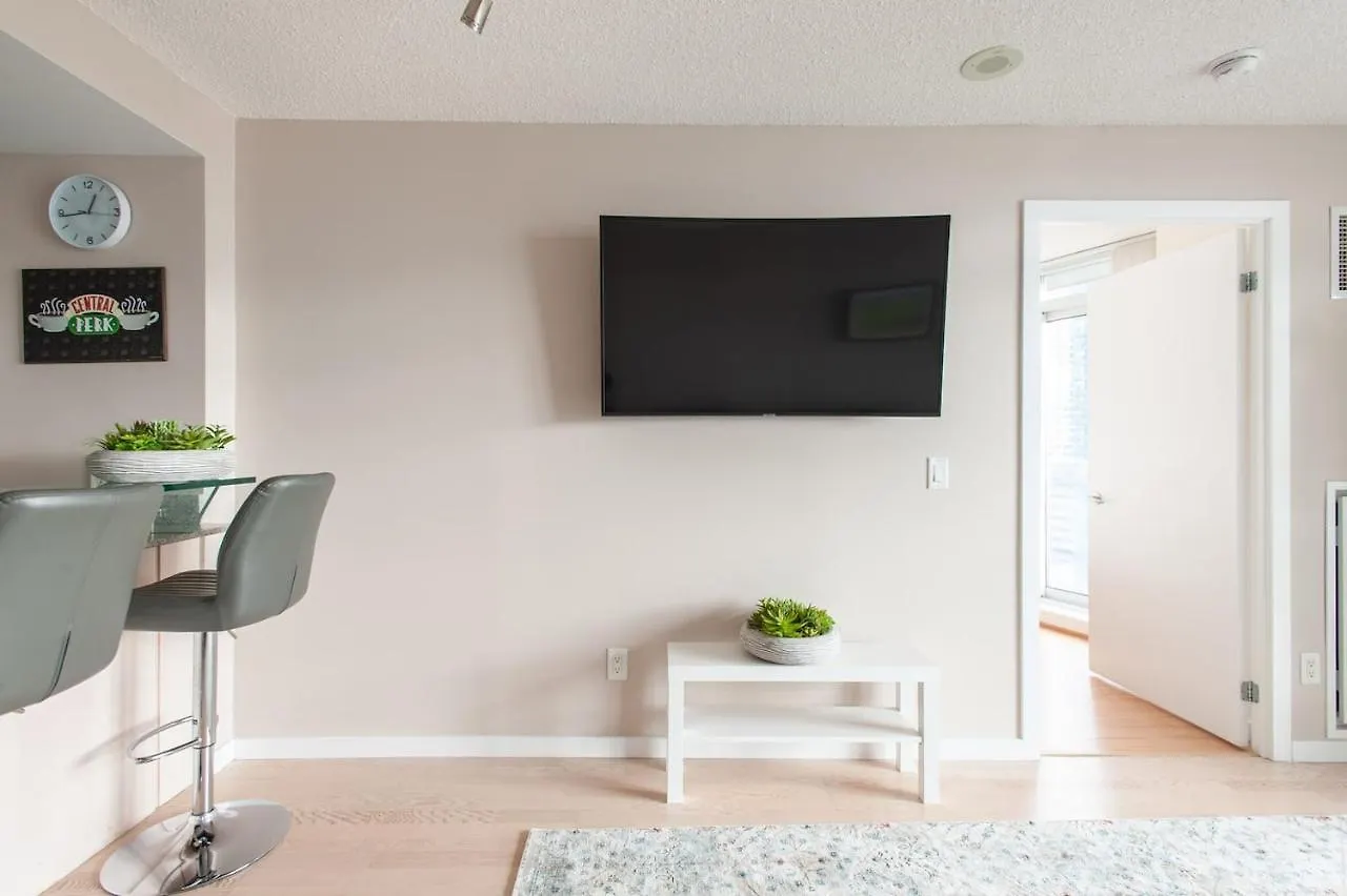 Homestay Right By The Lake Downtown Condo, 1 Bedroom, 1 Free Parking Toronto