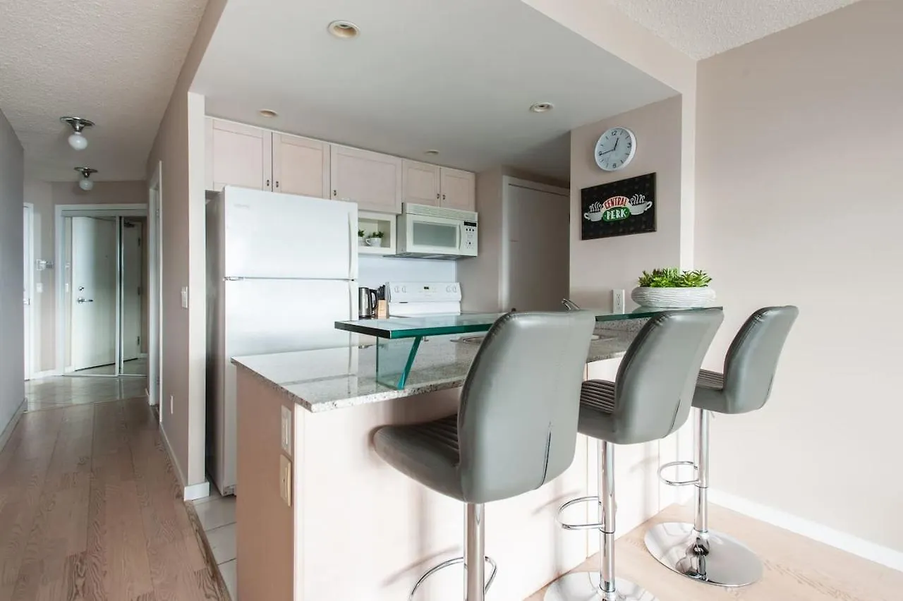 Homestay Right By The Lake Downtown Condo, 1 Bedroom, 1 Free Parking Toronto