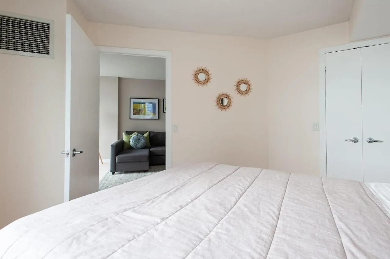 Right By The Lake Downtown Condo, 1 Bedroom, 1 Free Parking Toronto