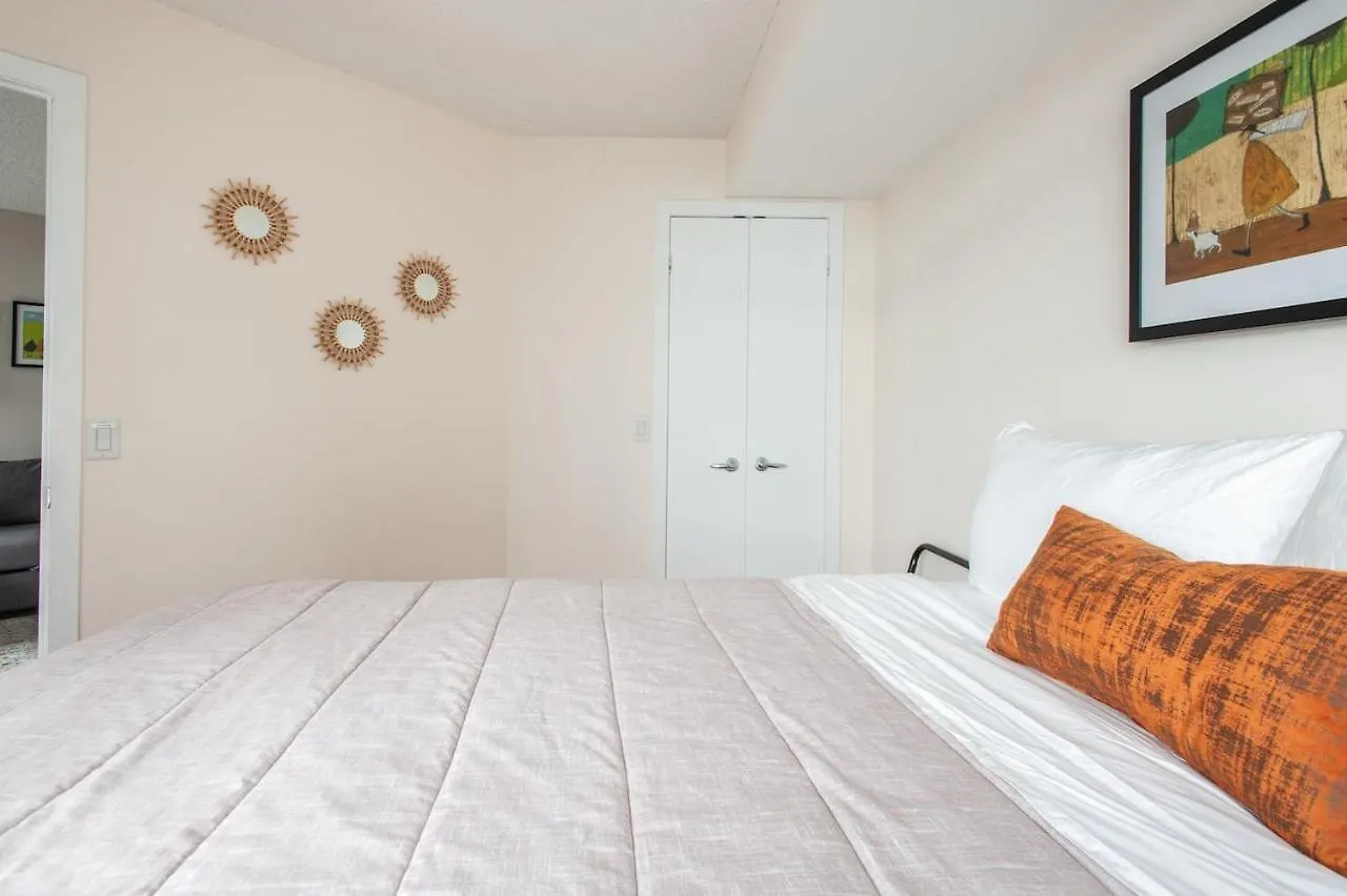 Right By The Lake Downtown Condo, 1 Bedroom, 1 Free Parking Toronto Homestay