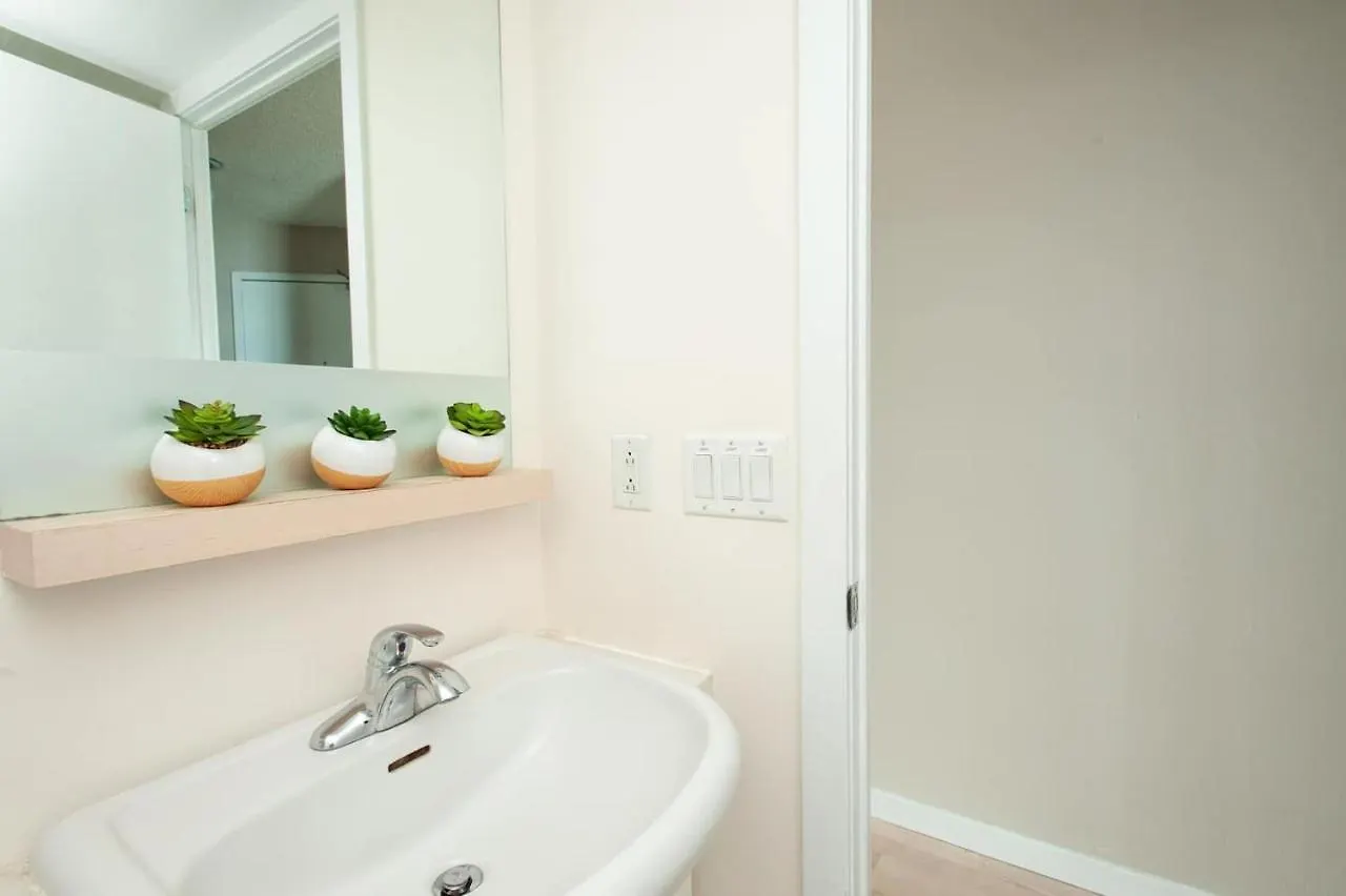 Right By The Lake Downtown Condo, 1 Bedroom, 1 Free Parking Toronto