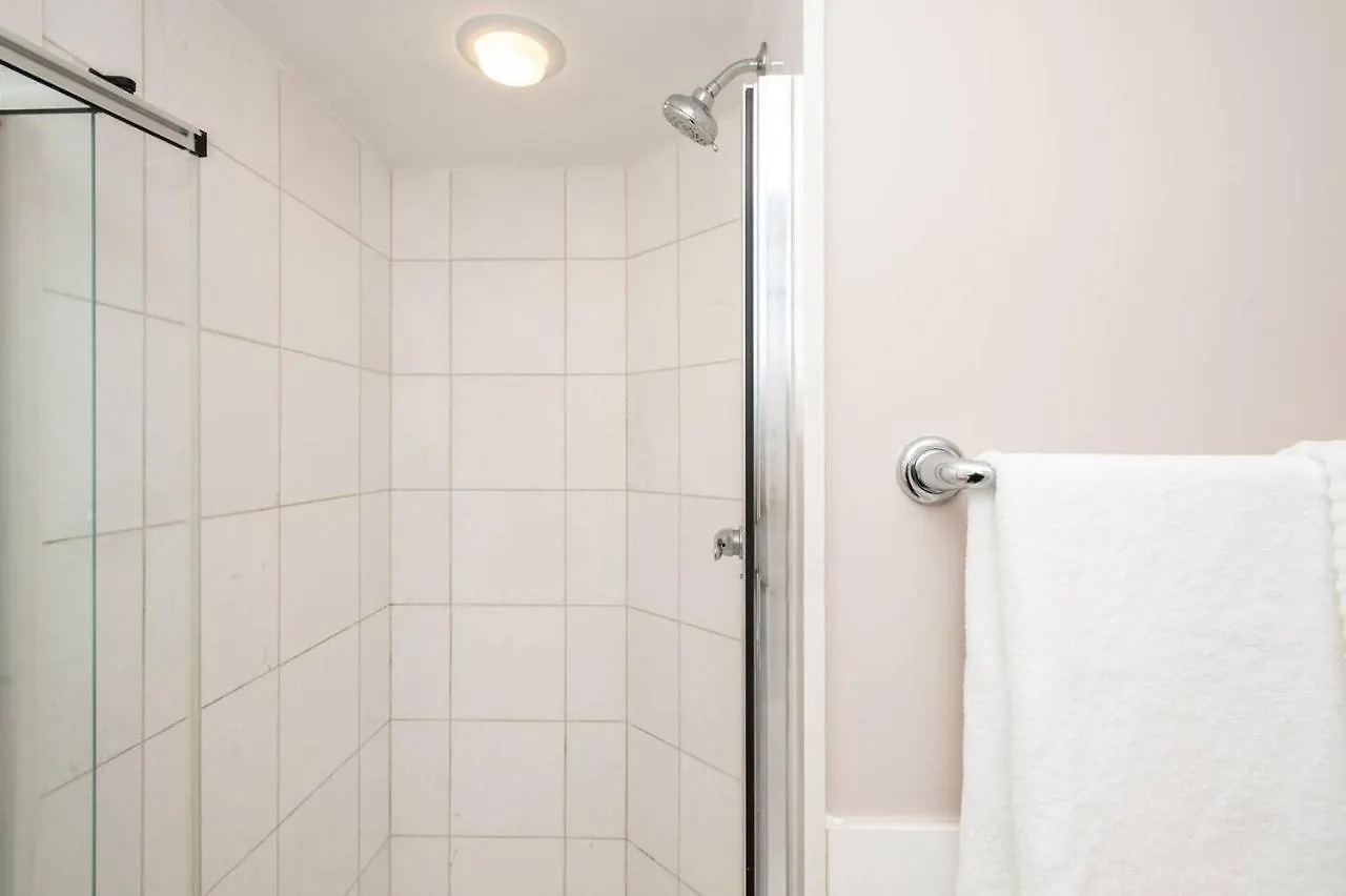 Right By The Lake Downtown Condo, 1 Bedroom, 1 Free Parking Toronto 0*,  Canada